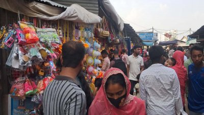গাজীপুরে ফুটপাতেও জমে উঠেছে ঈদের কেনাকাটা