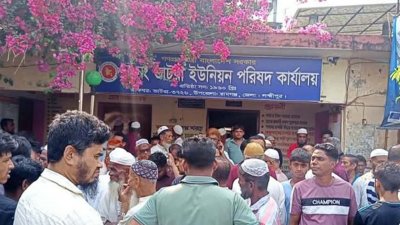 লক্ষ্মীপুরের রামগঞ্জের ভাটরা ইউনিয়ন পরিষদের চেয়ারম্যান শামছুল আলম বুলবুলকে কার্যালয় থেকে বের করে দিয়ে দরজায় তালা ঝুলিয়ে দেওয়ার অভিযোগ উঠেছে ছাত্রদলের বিরুদ্ধে