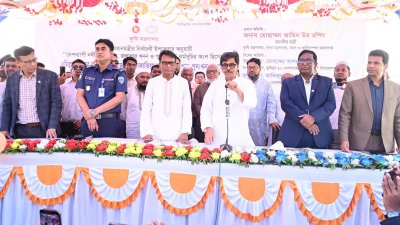 কুমিল্লার লালমাই উপজেলার দোশারীচোঁ মৌজাসহ ডাকাতিয়া নদীর শাখা খাল পুনর্খনন কাজের উদ্বোধন এবং খাল সংলগ্ন মাঠে আয়োজিত অনুষ্ঠানে খাদ্য, মৎস্য ও প্রাণিসম্পদ এবং কৃষিমন্ত্রী মোহাম্মদ আমিন উর রশিদ (ছবি: বাসস)