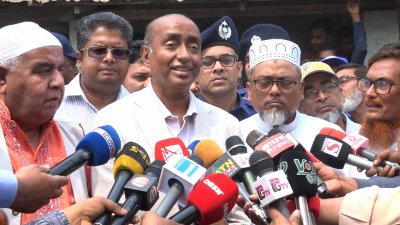 সাংবাদিকদের সঙ্গে কথা বলছেন আইনমন্ত্রী মো. আসাদুজ্জামান