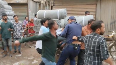 নারায়ণগঞ্জ শহরে দুই পুলিশ সদস্যকে মারধর
