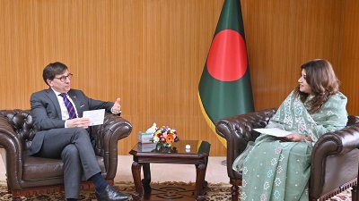 পররাষ্ট্র প্রতিমন্ত্রী শামা ওবায়েদের সঙ্গে ফ্রান্সের রাষ্ট্রদূত জ্যঁ মার্ক সেরে শার্লেট। ছবি: সংগৃহীত