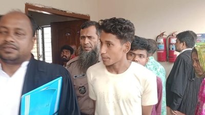 উত্তরায় শপিং কমপ্লেক্সে হামলা, ভাঙচুর ও লুটপাটের ঘটনায় গ্রেফতার হওয়া আসামি আদালত প্রাঙ্গণে। ছবি: বাংলা ট্রিবিউন