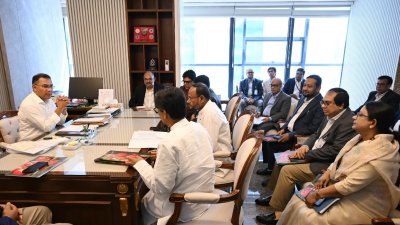 সচিবালয়ের মন্ত্রিপরিষদ বিভাগের নিজ কার্যালয়ে কৃষক কার্ড প্রণয়ন সংক্রান্ত সেলের সঙ্গে বৈঠকে তারেক রহমান। ছবি: সংগৃহীত
