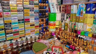 আতর-টুপি বিক্রিতে ভাটা, কম টাকার পাঞ্জাবি কিনতে ভিড়