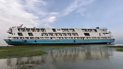 ঢাকার সদরঘাট থেকে নোয়াখালীর হাতিয়ায় যাওয়ার পথে ঝড়ের কবলে পড়ে নিয়ন্ত্রণ হারিয়ে যাত্রীবাহী লঞ্চ এমবি সুগন্ধা ডুবোচরে (বগার চর) উঠে যায়