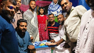 প্রধানমন্ত্রীর উপহার পেলেন ভাসমান চা বিক্রেতা নানী-নাতনী। ছবি: সংগৃহীত