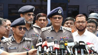 গাবতলী বাস টার্মিনাল পরিদর্শনে এসে সাংবাদিকদের সঙ্গে কথা বলেন আইজিপি আলী হোসেন ফকির