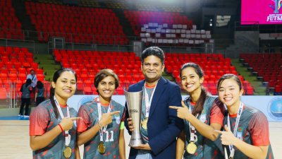 ট্রফি হাতে ইমরানুর রহমানের সঙ্গে সাবিনা-কৃষ্ণারা।