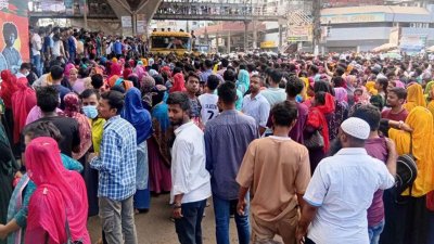 ঈদের ছুটি শুরুর আগের দিন চট্টগ্রামে একটি পোশাক কারখানায় বকেয়া বেতন না দিয়ে মালিক পালিয়ে যাওয়ায় সড়ক অবরোধ করে বিক্ষোভ করেছেন শ্রমিকরা