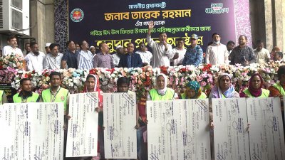 প্রধানমন্ত্রীর পক্ষে ঈদ অনুদান বিতরণ অনুষ্ঠানে পরিচ্ছন্নতাকর্মী ও ইমাম-মুয়াজ্জিমদের সঙ্গে ডিএসসিসি’র প্রশাসক বীর মুক্তিযোদ্ধা মো. আবদুস সালাম
