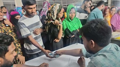 অবশেষে বন্দরনগরীর বায়েজিদ এলাকায় অবস্থিত একটি পোশাক কারখানার শ্রমিকদের বকেয়া বেতন পরিশোধ করা হয়েছে