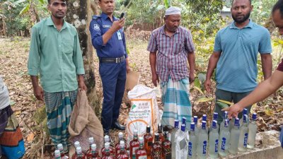 গাজীপুরের শ্রীপুরে পরিত্যক্ত শৌচাগারের গর্ত থেকে বিদেশি ৪২ বোতল মদ উদ্ধার করে পুলিশের কাছে হস্তান্তর করেছেন স্থানীয় লোকজন