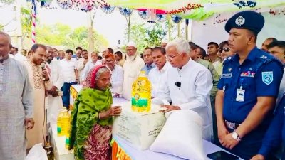 বুধবার দুপুরে নবাবগঞ্জের মতিহারাতে অসহায় ও দুস্থ মানুষের মাঝে ইফতারসামগ্রী বিতরণ করেন সমাজকল্যাণমন্ত্রী