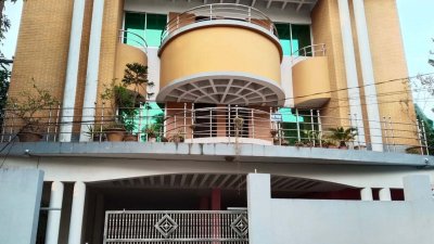 বাগেরহাট শহরের আমলাপাড়া এলাকায় আইজিপি মো. আলী হোসেন ফকিরের বাড়ি