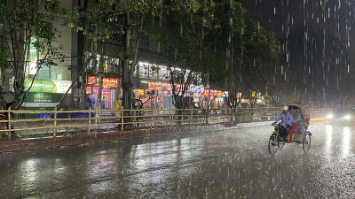ঢাকায় কালবৈশাখী ঝড়, মুষলধারে বৃষ্টি