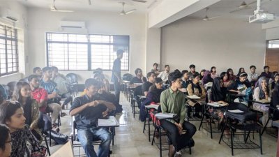 ক্লাসে শিক্ষার্থীরা