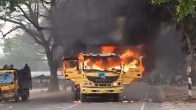 বিক্ষুব্ধ লোকজন ট্রাকটিতে আগুন দিয়েছেন