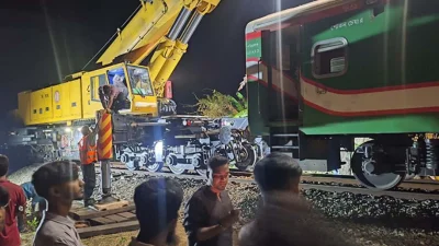 নীলসাগর এক্সপ্রেস লাইনচ্যুত, রাত ১১টা পর্যন্ত শেষ হয়নি উদ্ধারকাজ