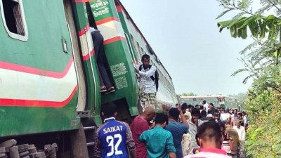 ঈদে ঘরমুখো যাত্রীদের নিয়ে ঢাকা থেকে ছেড়ে আসা নীলফামারী অভিমুখী নীলসাগর এক্সপ্রেস ট্রেনের ৯টি বগি বগুড়ার আদমদীঘিতে লাইনচ্যুত হয়েছে