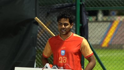 কিংস অ্যারেনায় সাংবাদিকদের সঙ্গে কথা বলেন শোমিত শোম
