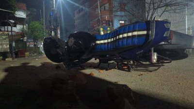 সংঘর্ষের সময় মোটরসাইকেল ভাঙচুর করা হয়