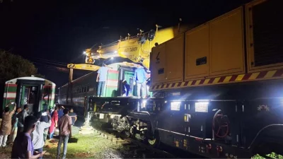 নীলসাগর এক্সপ্রেস লাইনচ্যুতির ঘটনায় রাত সাড়ে ১১টা পর্যন্ত নয় ঘণ্টায়ও উদ্ধারকাজ শেষ হয়নি