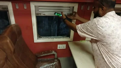 পাথর নিক্ষেপের ফলে ভেঙে গেছে ট্রেনের জানালার কাচ
