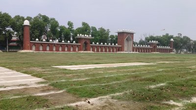 আয়তনের দিক দিয়ে সবচেয়ে বড় ঈদগাহ মিনার ও মাঠ দিনাজপুরের গোর-এ শহীদ