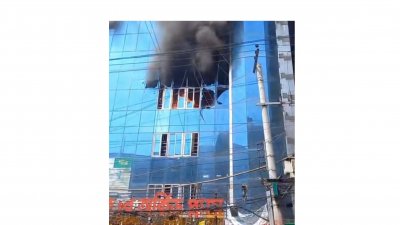 অর্কিড প্লাজা নামে ১২তলা ওই ভবনের চতুর্থ তলায় একটি দোকানে আগুন লাগে