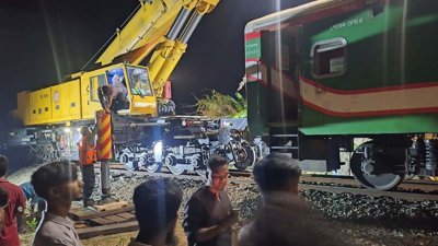 লাইনচ্যুত নীলসাগর এক্সপ্রেসের বগি উদ্ধারের কাজ চলছে
