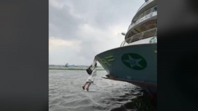 লঞ্চের সামনের অংশে ঝুলছিলেন মো. জাহির, পরে নদীতে পড়ে যান