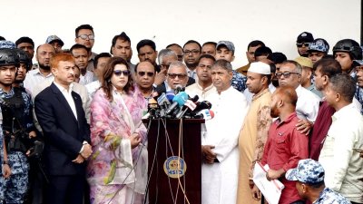সাংবাদিকদের সঙ্গে কথা বলছেনপ্রবাসী কল্যাণ ও কর্মসংস্থান মন্ত্রী আরিফুল হক চৌধুরী