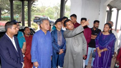 চট্টগ্রামের কাজীর দেউড়ি এলাকায় অবস্থিত জিয়া স্মৃতি জাদুঘর পরিদর্শন করেন অর্থমন্ত্রী আমির খসরু মাহমুদ চৌধুরী