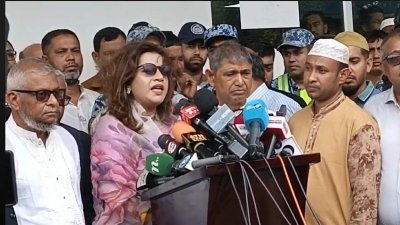 সাংবাদিকদের সঙ্গে কথা বলছেন পররাষ্ট্র প্রতিমন্ত্রী