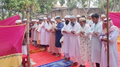 নামাজে কয়েকটি এলাকার আনুমানিক ১০০ জন মুসল্লি অংশ নেন