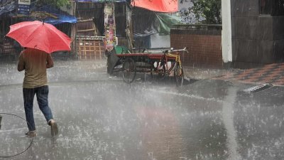 রাজধানীতে বৃষ্টি (ছবি: নাসিরুল ইসলাম)