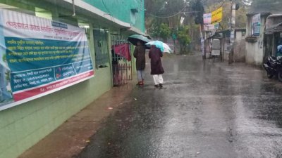 খুলনায় শুক্রবার জুমাতুল বিদার দিনে আড়াই ঘণ্টাব্যপী প্রথম কালবৈশাখী ঝড় ও ভারী বৃষ্টি হয়েছে