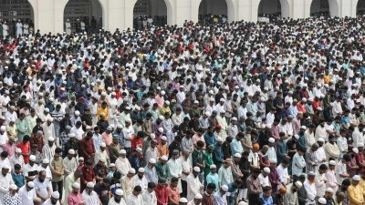 বায়তুল মোকাররমে মুসল্লিদের ঢল