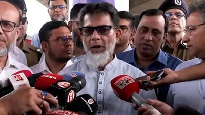 শুক্রবার বেলা সাড়ে ১১টার দিকে চট্টগ্রাম রেলওয়ে স্টেশন পরিশর্দনকালে সাংবাদিকদের সঙ্গে কথা বলেন রেলপথ মন্ত্রণালয়ের প্রতিমন্ত্রী হাবিবুর রশিদ হাবিব