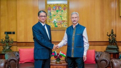 ভারতের পররাষ্ট্রমন্ত্রী এস জয়শঙ্কর ও দিল্লিতে নিযুক্ত বাংলাদেশ হাইকমিশনার এম রিয়াজ হামিদুল্লাহ। ছবি: সংগৃহীত