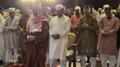 সংসদ ভবনের টানেলে ঈদের জামাতে অংশ নেন  স্পিকার মেজর (অব.) হাফিজ উদ্দিন আহমেদ
