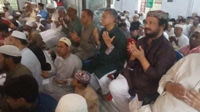 চট্টগ্রাম নগরীর দারুস সালাম জামে মসজিদে ঈদের নামাজ আদায় করেন অর্থ ও পরিকল্পনামন্ত্রী আমির খসরু মাহমুদ চৌধুরী