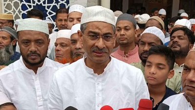 সাংবাদিকদের সঙ্গে কথা বলছেন পানিসম্পদমন্ত্রী শহীদ উদ্দিন চৌধুরী এ্যানি