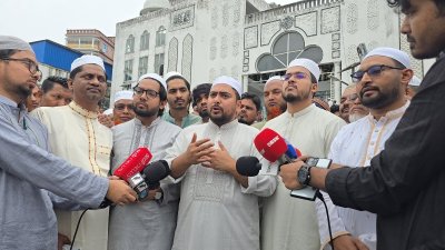 সাংবাদিকদের সঙ্গে কথা বলছেন নাহিদ ইসলাম