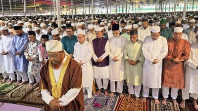 জমিয়তুল ফালাহ জাতীয় মসজিদ প্রাঙ্গণে প্রধান ঈদ জামাত অনুষ্ঠিত হয়েছে