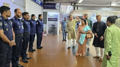 বিমানবন্দর পরিদর্শনে মন্ত্রী আফরোজা খানম (রিতা)
