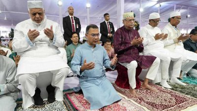 জাতীয় ঈদগাহে ঈদের নামাজে অংশ নেন রাষ্ট্রপতি মোহাম্মদ সাহাবুদ্দিন ও প্রধানমন্ত্রী তারেক রহমান