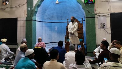 জবিতে ঈদের নামাজে ইমামতি করলেন উপাচার্য