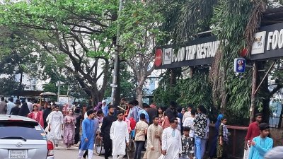 রাজধানীর হাতিরঝিলে ভিড় করছে মানুষেরা। ছবি: বাংলা ট্রিবিউন